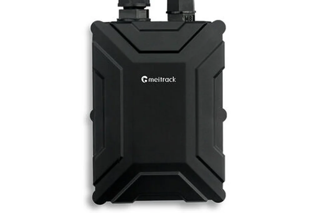 Fleet tracking and monitoring electronic device